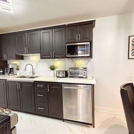 Super Luxury Family Home - 3 Bedrooms, 1 Full Bathroom And 1 Half Washroom With Free Parking, Wifi, Netflix Toronto Esterno foto