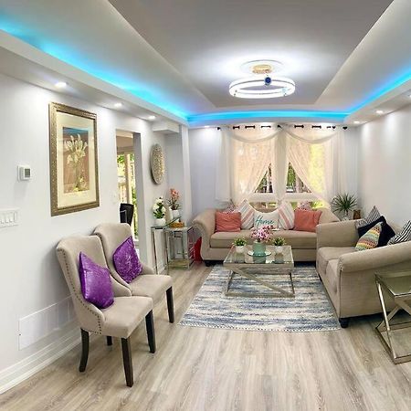 Super Luxury Family Home - 3 Bedrooms, 1 Full Bathroom And 1 Half Washroom With Free Parking, Wifi, Netflix Toronto Esterno foto