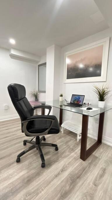 Super Luxury Family Home - 3 Bedrooms, 1 Full Bathroom And 1 Half Washroom With Free Parking, Wifi, Netflix Toronto Esterno foto