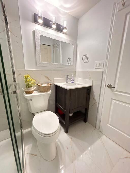 Super Luxury Family Home - 3 Bedrooms, 1 Full Bathroom And 1 Half Washroom With Free Parking, Wifi, Netflix Toronto Esterno foto
