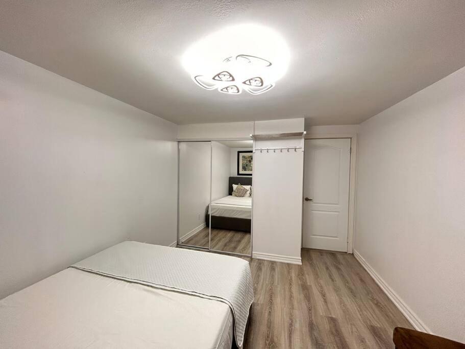 Super Luxury Family Home - 3 Bedrooms, 1 Full Bathroom And 1 Half Washroom With Free Parking, Wifi, Netflix Toronto Esterno foto