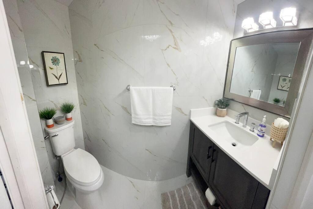 Super Luxury Family Home - 3 Bedrooms, 1 Full Bathroom And 1 Half Washroom With Free Parking, Wifi, Netflix Toronto Esterno foto