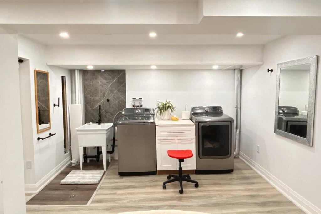 Super Luxury Family Home - 3 Bedrooms, 1 Full Bathroom And 1 Half Washroom With Free Parking, Wifi, Netflix Toronto Esterno foto