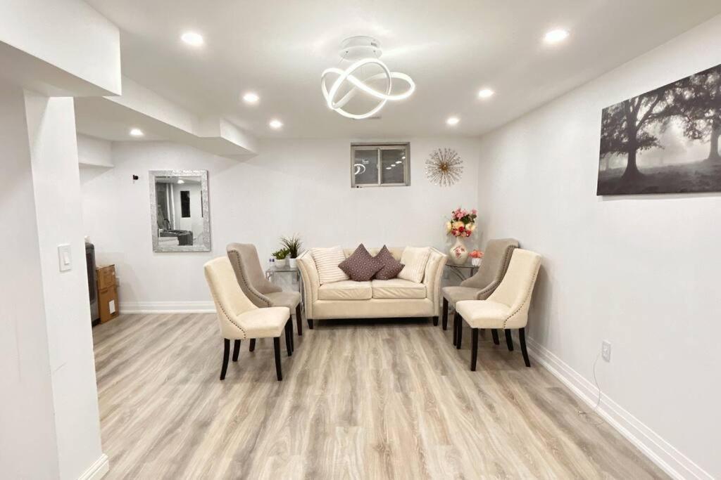 Super Luxury Family Home - 3 Bedrooms, 1 Full Bathroom And 1 Half Washroom With Free Parking, Wifi, Netflix Toronto Esterno foto