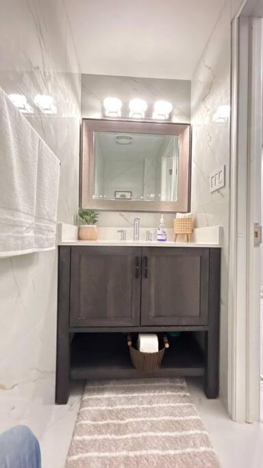 Super Luxury Family Home - 3 Bedrooms, 1 Full Bathroom And 1 Half Washroom With Free Parking, Wifi, Netflix Toronto Esterno foto