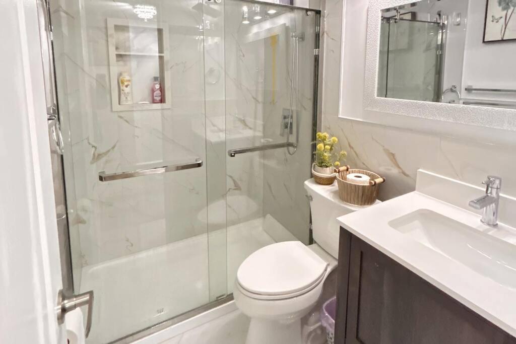 Super Luxury Family Home - 3 Bedrooms, 1 Full Bathroom And 1 Half Washroom With Free Parking, Wifi, Netflix Toronto Esterno foto