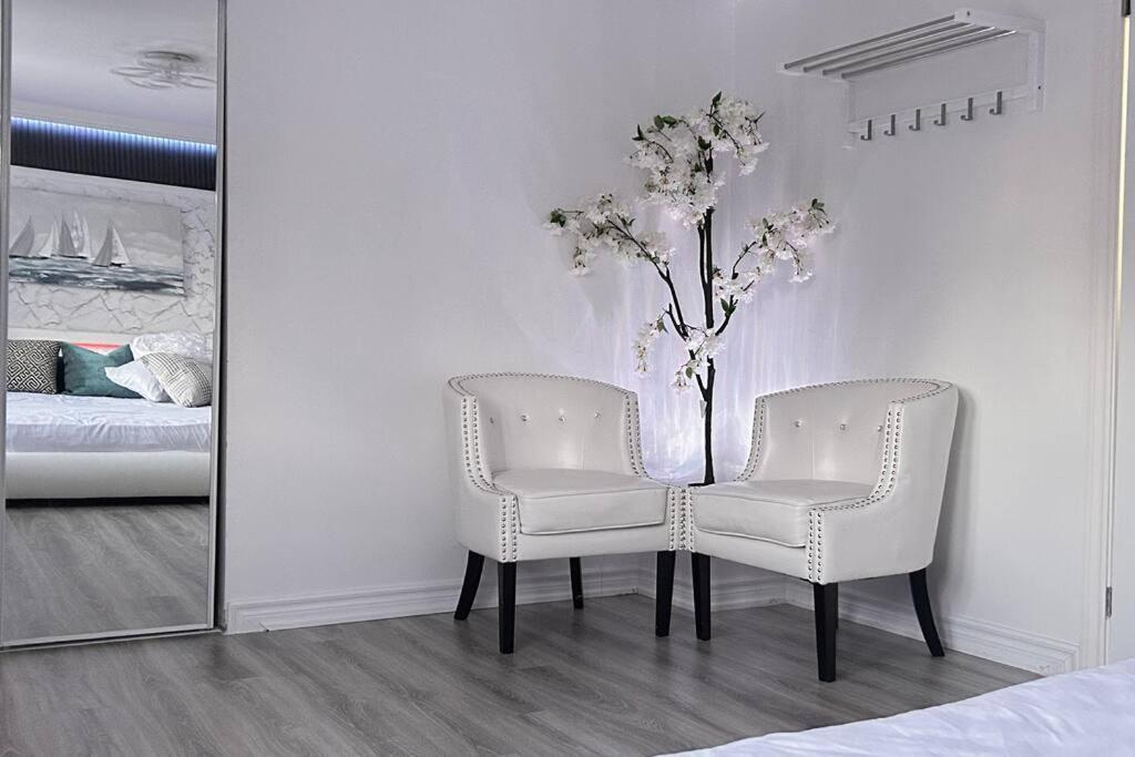 Super Luxury Family Home - 3 Bedrooms, 1 Full Bathroom And 1 Half Washroom With Free Parking, Wifi, Netflix Toronto Esterno foto