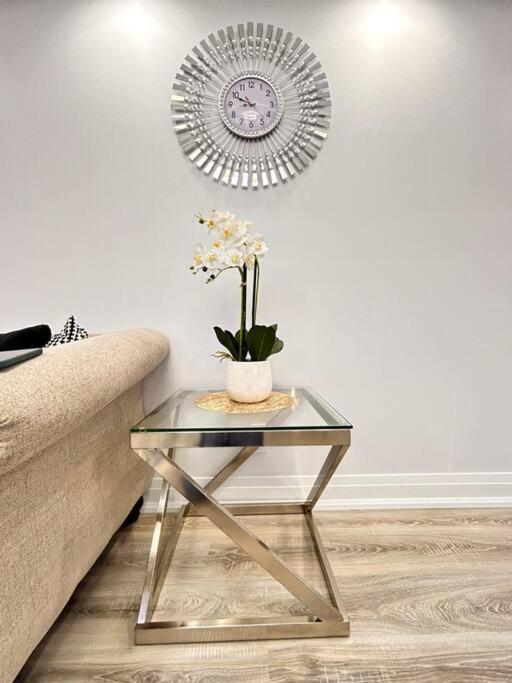 Super Luxury Family Home - 3 Bedrooms, 1 Full Bathroom And 1 Half Washroom With Free Parking, Wifi, Netflix Toronto Esterno foto