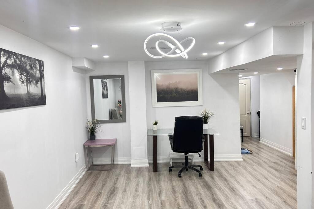 Super Luxury Family Home - 3 Bedrooms, 1 Full Bathroom And 1 Half Washroom With Free Parking, Wifi, Netflix Toronto Esterno foto