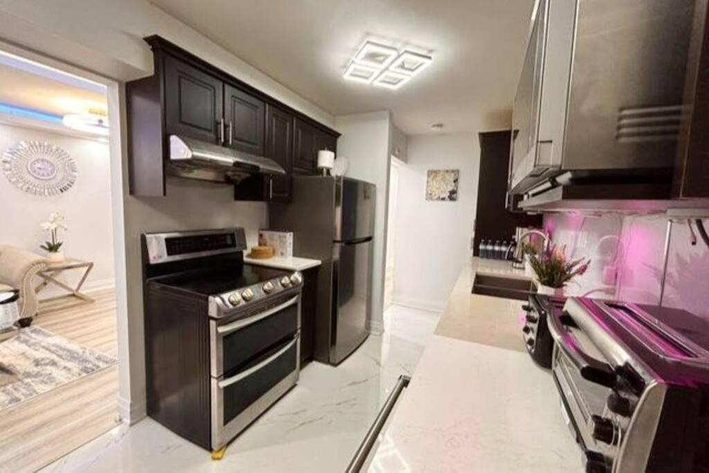 Super Luxury Family Home - 3 Bedrooms, 1 Full Bathroom And 1 Half Washroom With Free Parking, Wifi, Netflix Toronto Esterno foto