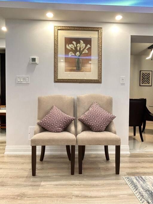 Super Luxury Family Home - 3 Bedrooms, 1 Full Bathroom And 1 Half Washroom With Free Parking, Wifi, Netflix Toronto Esterno foto