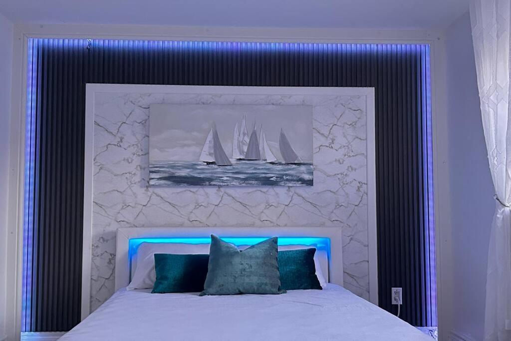 Super Luxury Family Home - 3 Bedrooms, 1 Full Bathroom And 1 Half Washroom With Free Parking, Wifi, Netflix Toronto Esterno foto