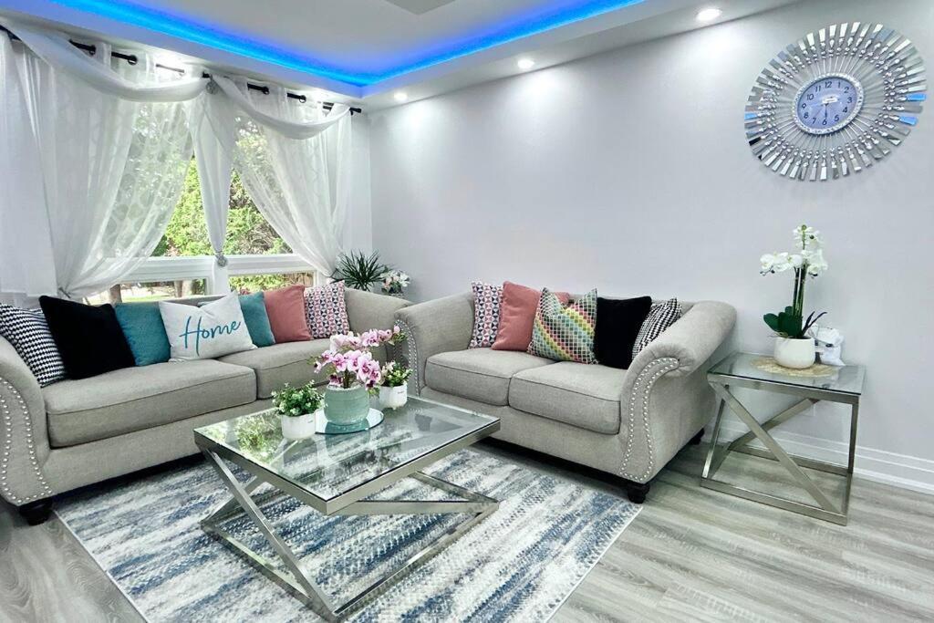 Super Luxury Family Home - 3 Bedrooms, 1 Full Bathroom And 1 Half Washroom With Free Parking, Wifi, Netflix Toronto Esterno foto